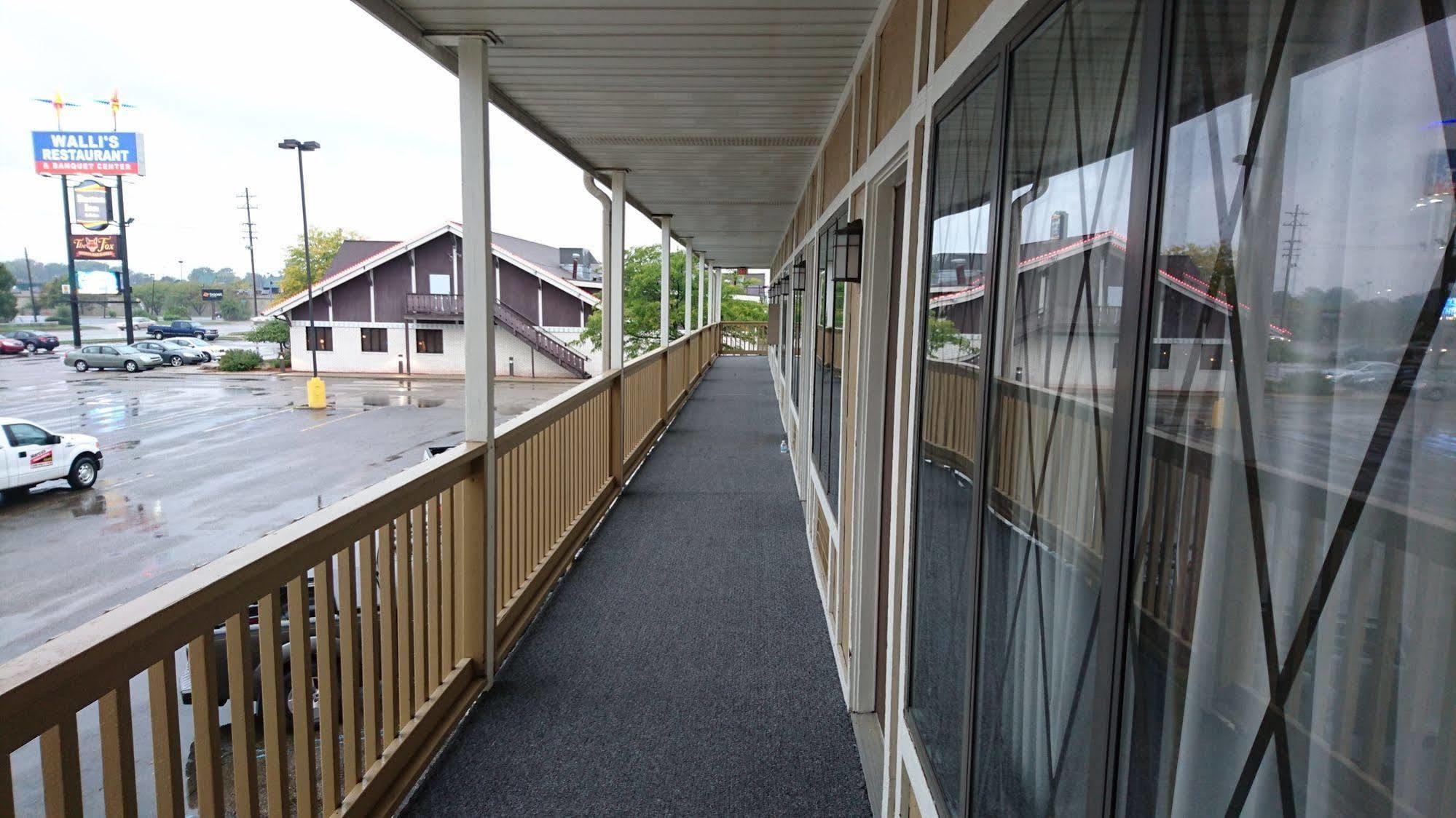 Burton Inn And Suites Exterior foto